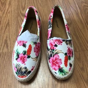 Women’s Comfortview Hawaiian floral shoe